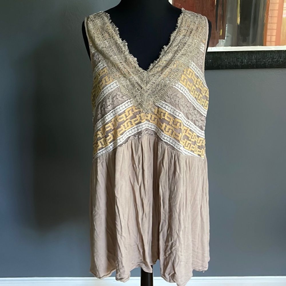 Symphony tan boho V neck lace bodice gathered skirt lined sleeveless top. Medium